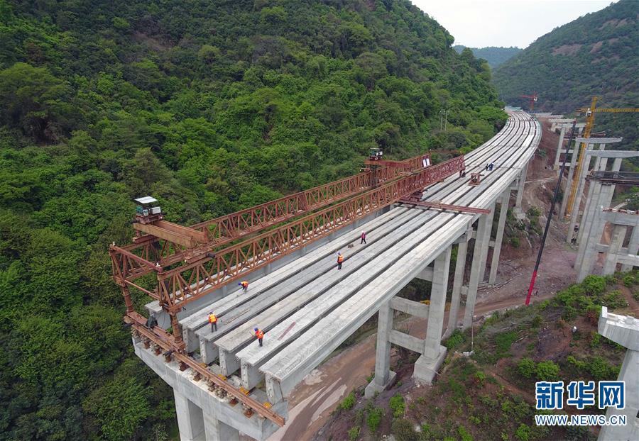 (經(jīng)濟(jì))(3)昆楚高速公路岔河特大橋架梁忙
