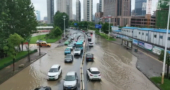 ▲受暴雨影響，江西省南昌市區(qū)多處出現(xiàn)內(nèi)澇，道路被淹。圖片來源：新華網(wǎng)客戶端