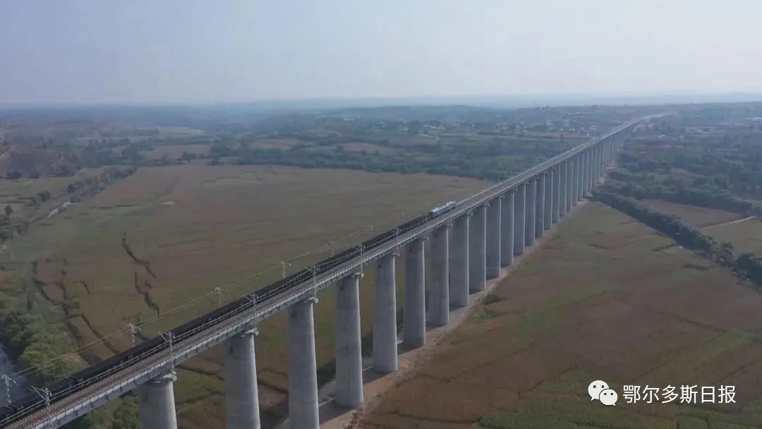 鄂爾多斯又一重要煤炭鐵路專運(yùn)線開始鋪軌