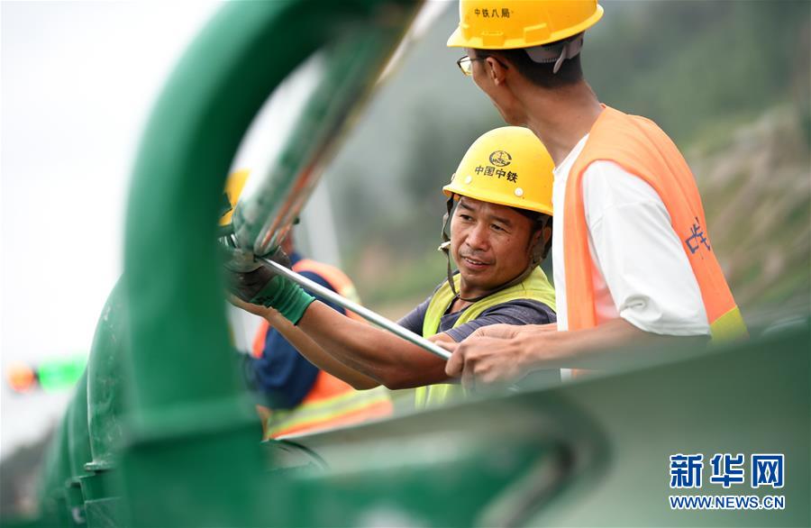 (聚焦復(fù)工復(fù)產(chǎn))(3)陜西:清子高速公路建設(shè)有序推進(jìn)
