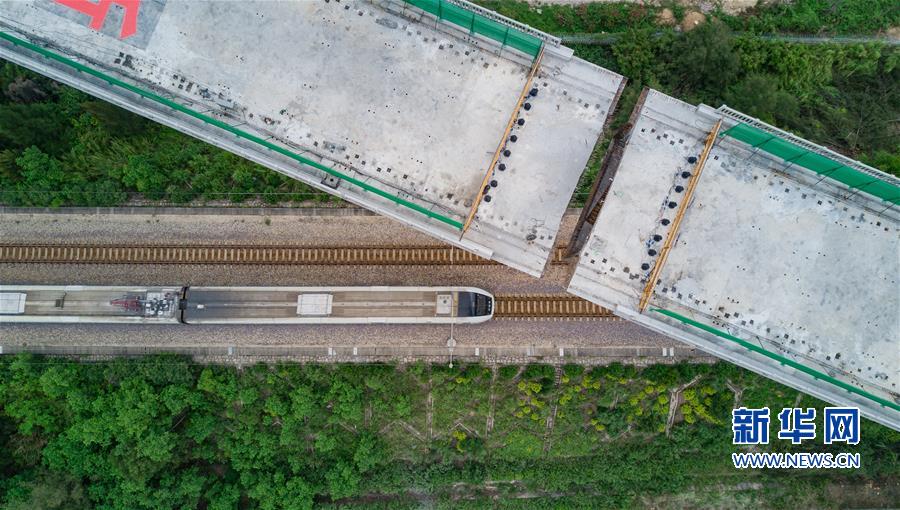 (經濟)(6)新建福廈鐵路西溪特大橋跨杭深鐵路轉體梁成功轉體