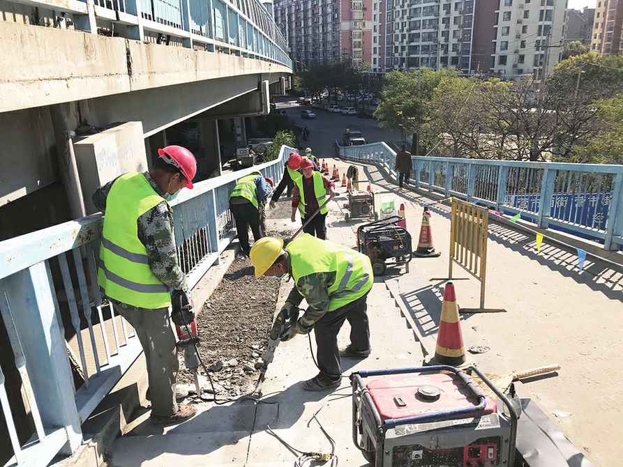 階改坡 路更暢 經(jīng)六路跨鐵路橋通車16年后，輔道進(jìn)行大改造上行方向左半幅階梯改坡道，下行方向新建坡道