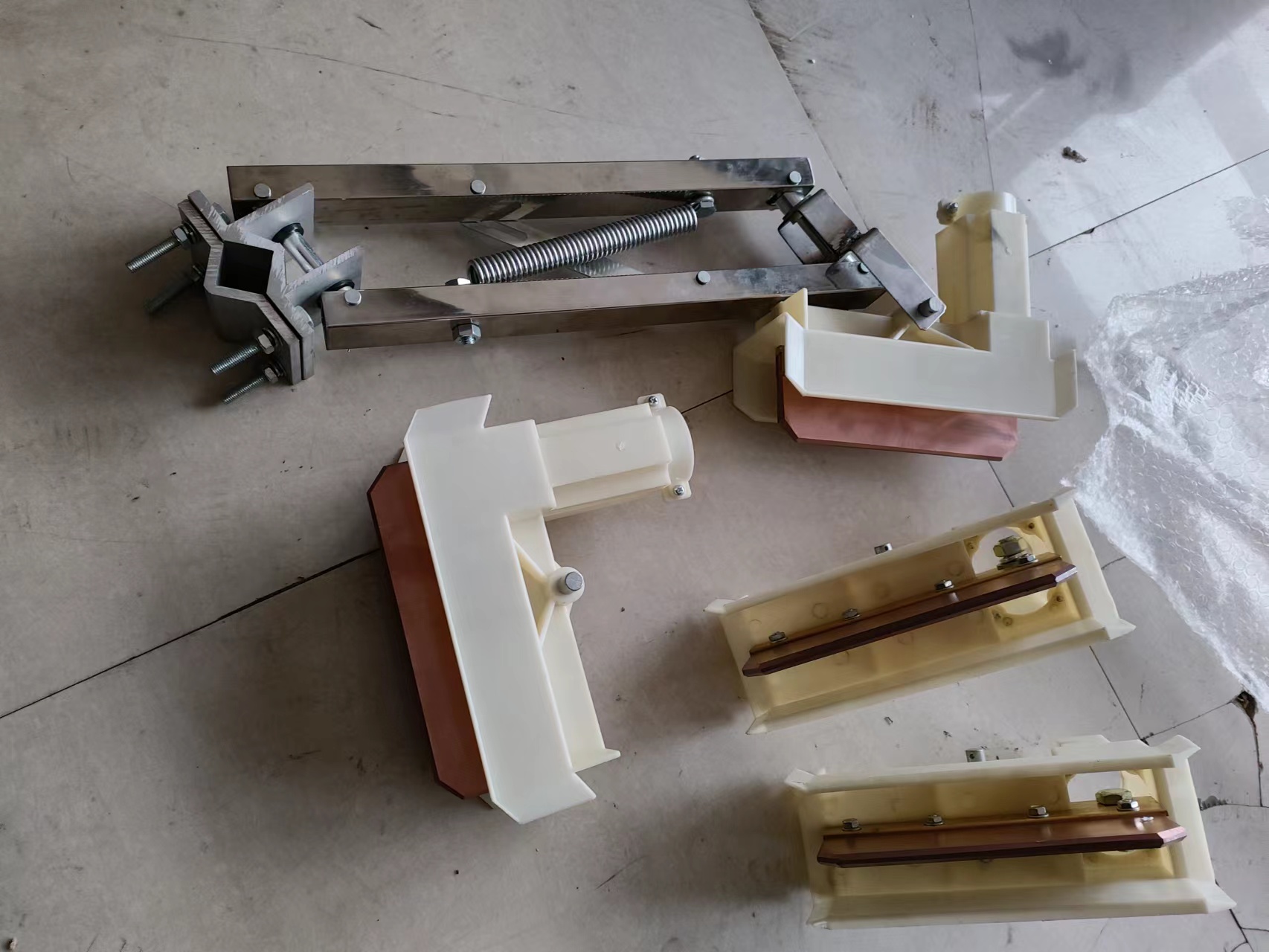 四級(jí)集電器